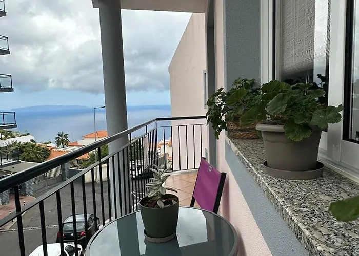 Sea View Retreat Apartment *